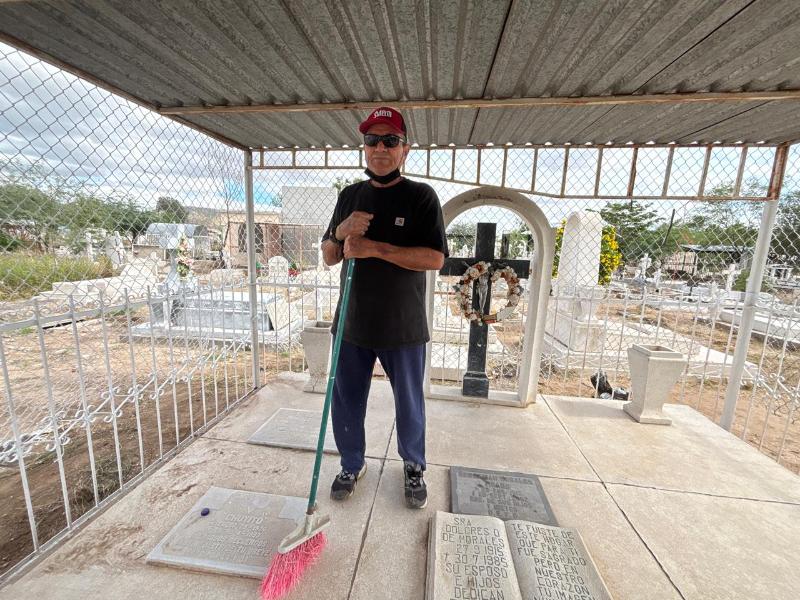 Visitan a fieles difuntos, previo al Día de Muertos