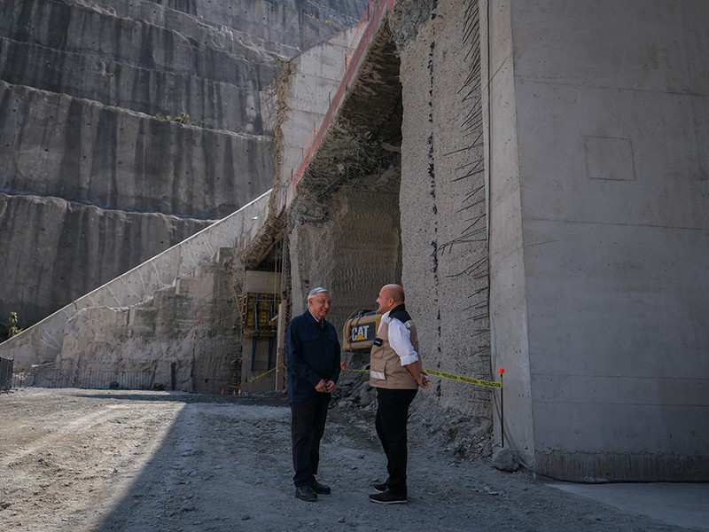 Visitan Alfaro y López Obrador obras en presa El Zapotillo