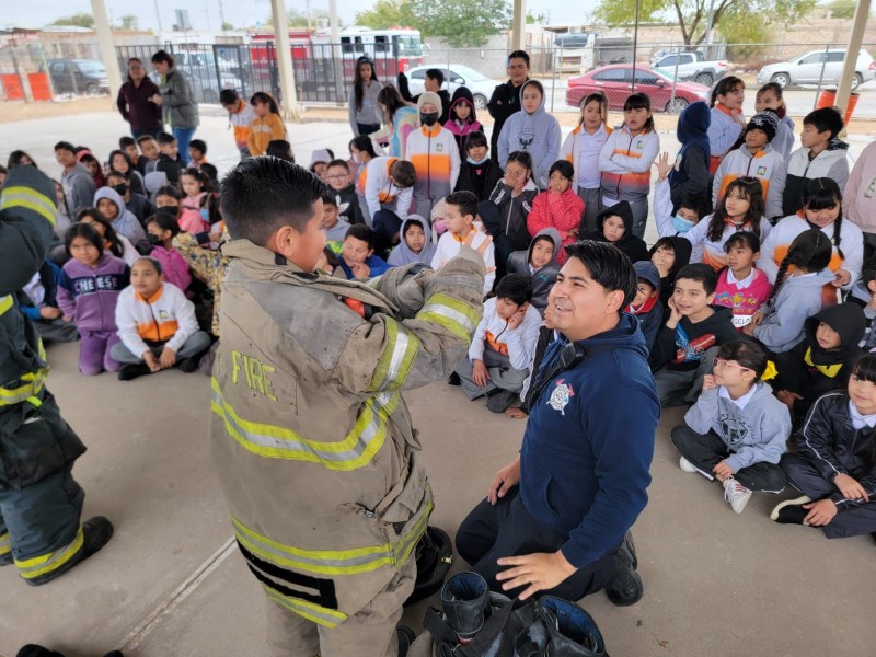 Visitan Bomberos a escuela “Carmen Ruíz Paredes”