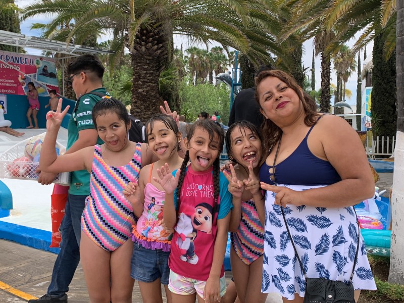 Visitan familias centros acuáticos.