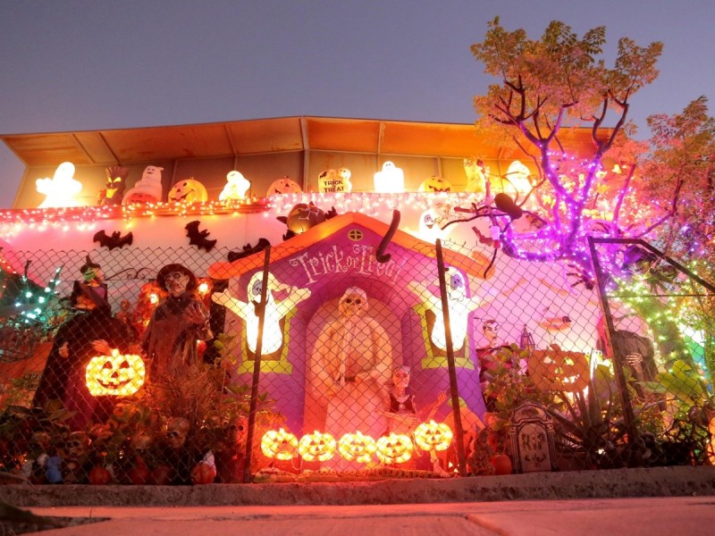 Visitan hermosillenses la Casa de Halloween en colonia San Benito