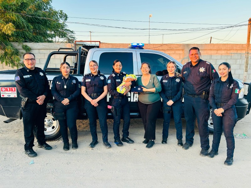 Visitan policías estatales a bebé que nació en unidad 15574