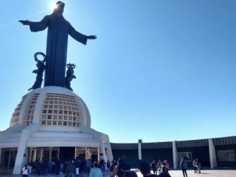 Visitan turistas al Cristo Rey reparado con fe entre semana.