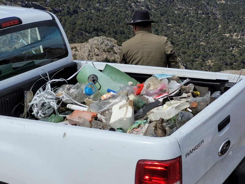 Visitante suben al Cofre de Perote y dejan su basura