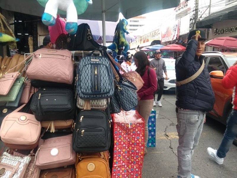 Visitantes de Tijuana llegan a León para comprar calzado.