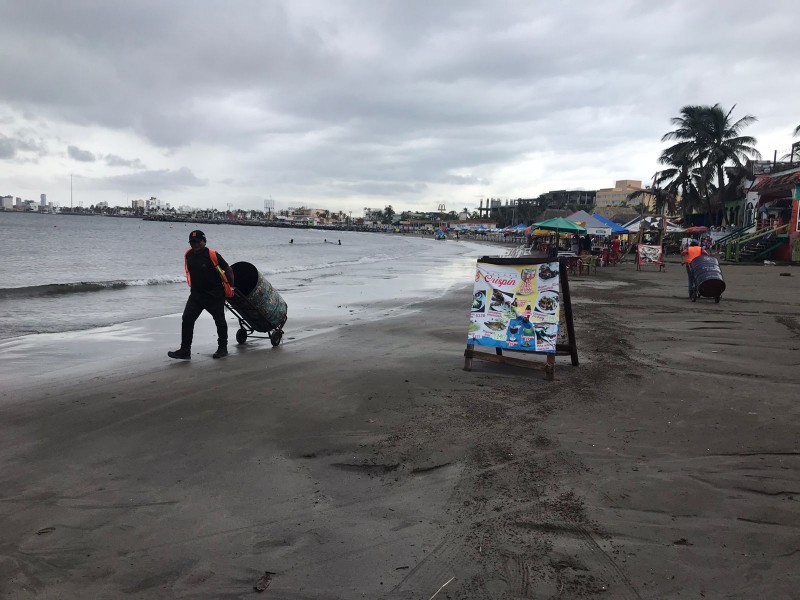 Visitantes disfrutan de playas de Veracruz pese a lluvia