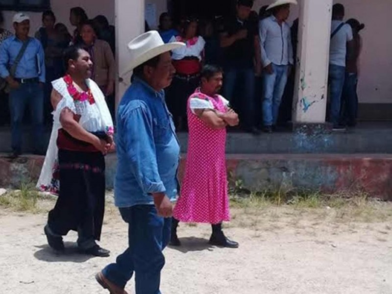 Indígenas visten de mujer a alcalde de Huixtán