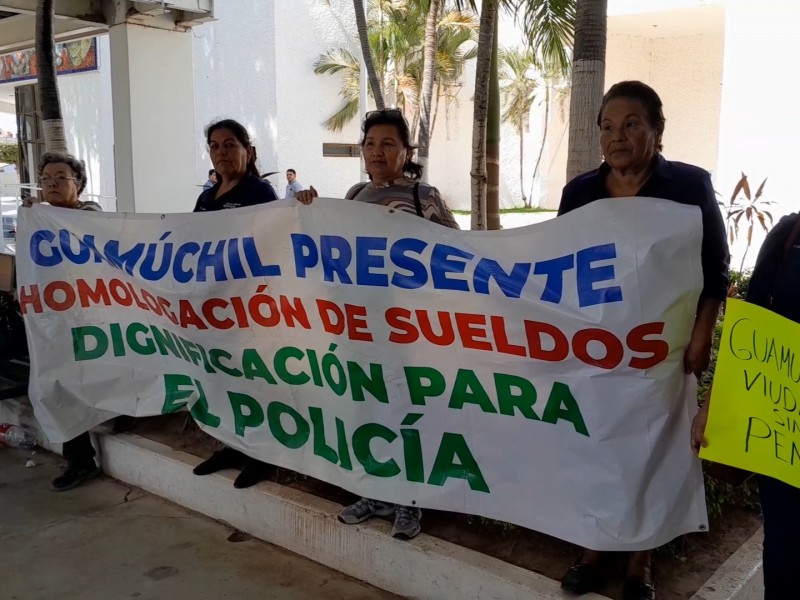 Viudas de policías en Guamúchil se manifiestan exigen reconozcan pensión