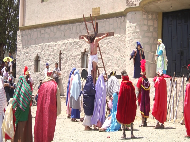 Viven cientos de guadalupenses viacrucis viviente