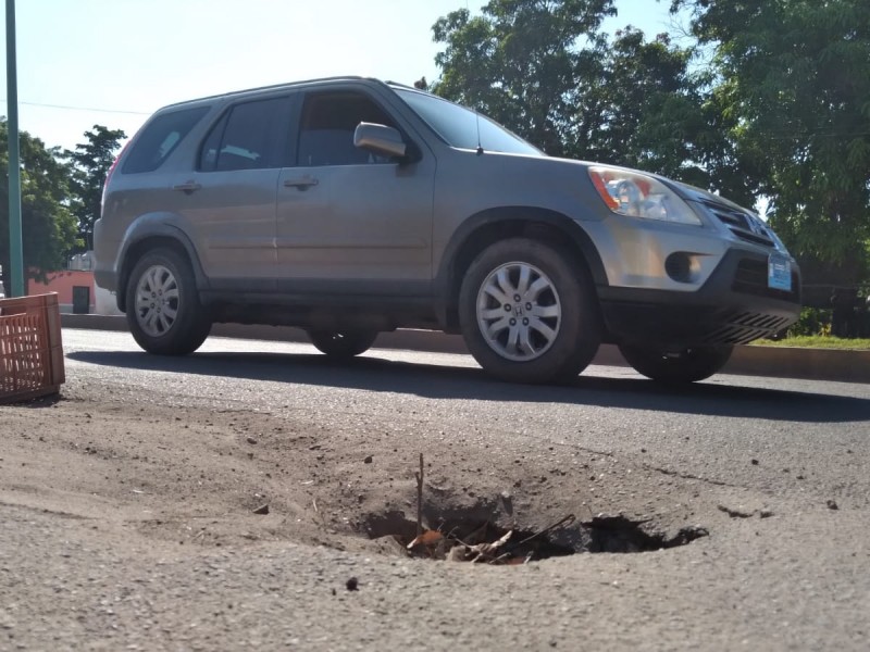 Viven con miedo tras socavón frente a sus hogares