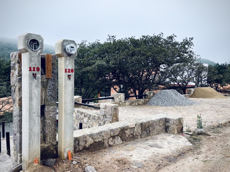 Viven de la construcción y mantenimiento de casas de campo