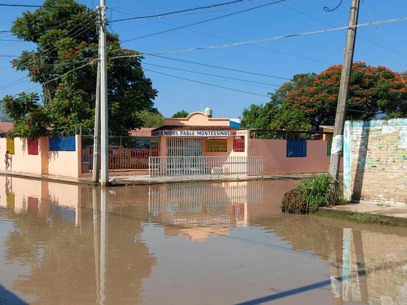 Viven en kinder rodeados por agua como en una isla