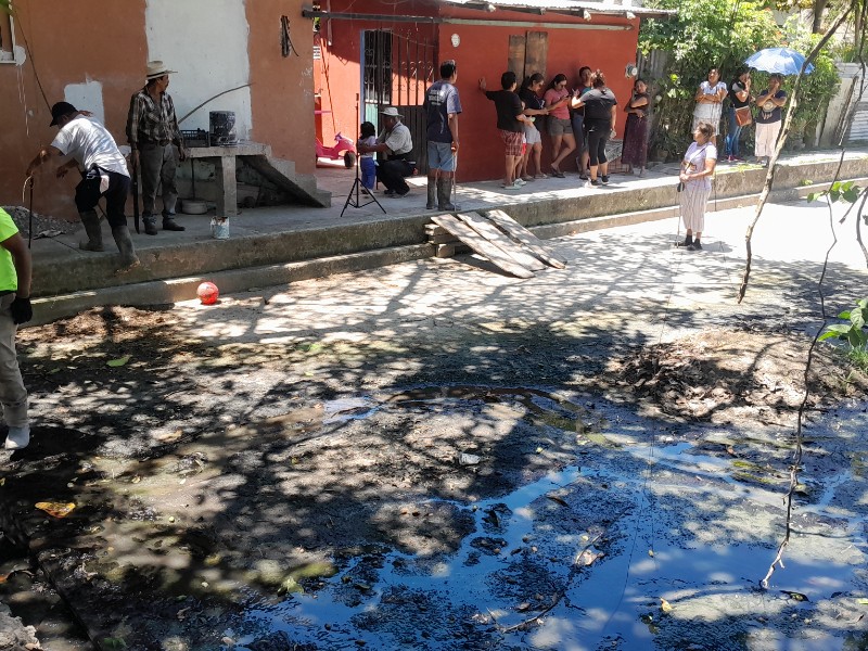 Viven entre aguas negras
