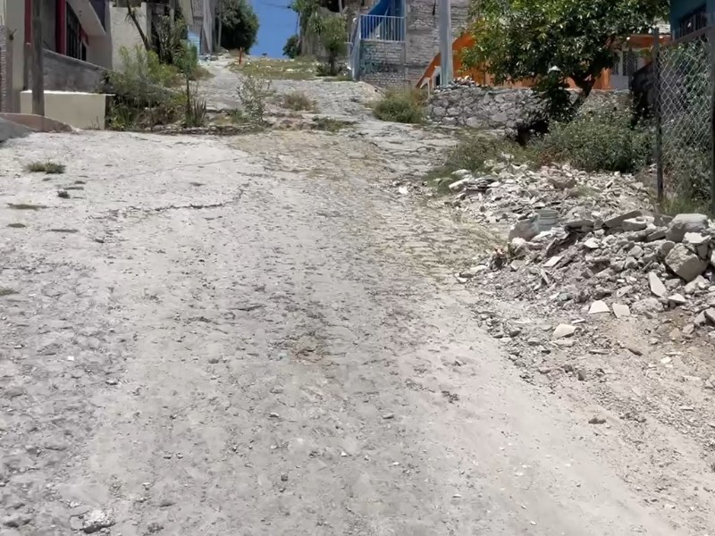 Viven entre pozos, escombro y choques por pendiente inclinada