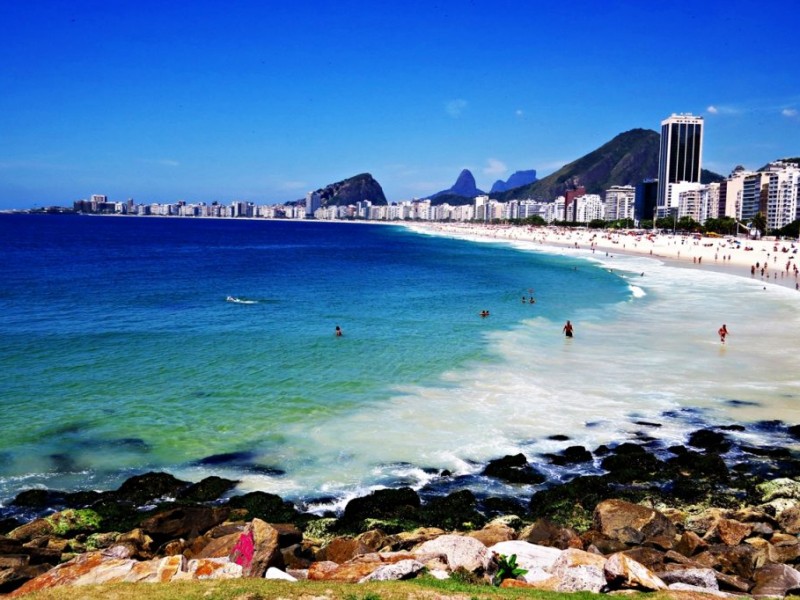 Viven intenso calor en las playas de Río de Janeiro