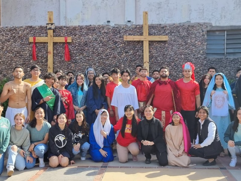 Viven la pasión de cristo, alumnos de Colegio ilustración