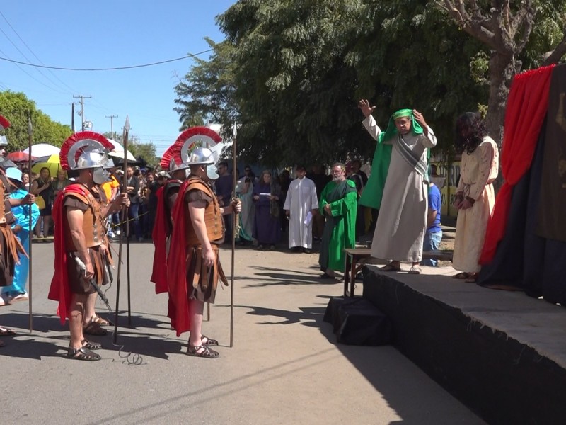 Viven la pasión de Cristo en viacrusis de Iglesia Guadalupe