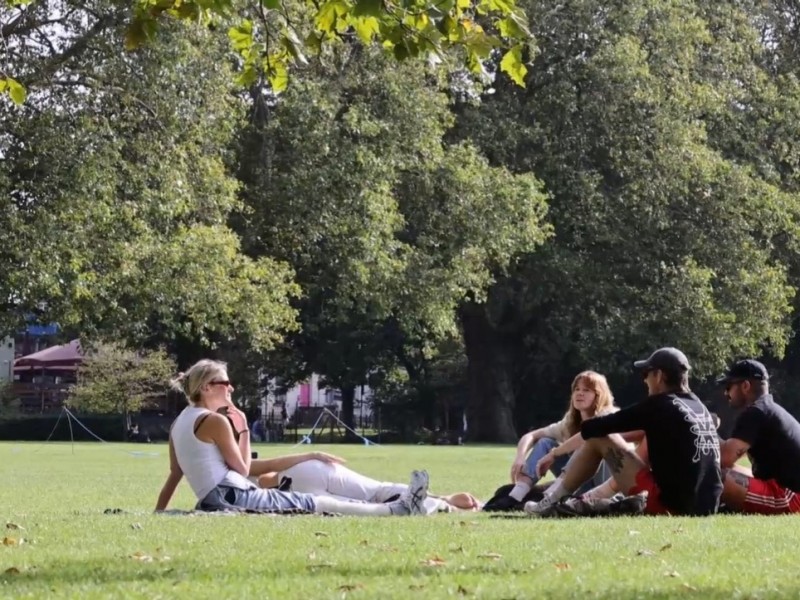 Viven londinenses temperaturas cálidas en pleno otoño