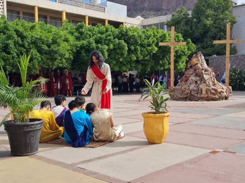 Viven pasión de Cristo en Colegio Ilustración