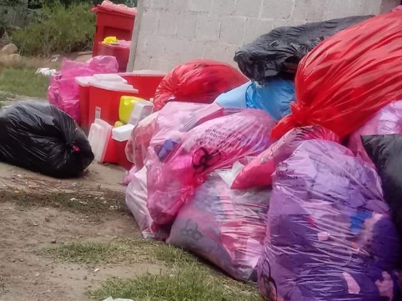 Vivienda abandonada con desechos hospitalarios en Xonacatepec