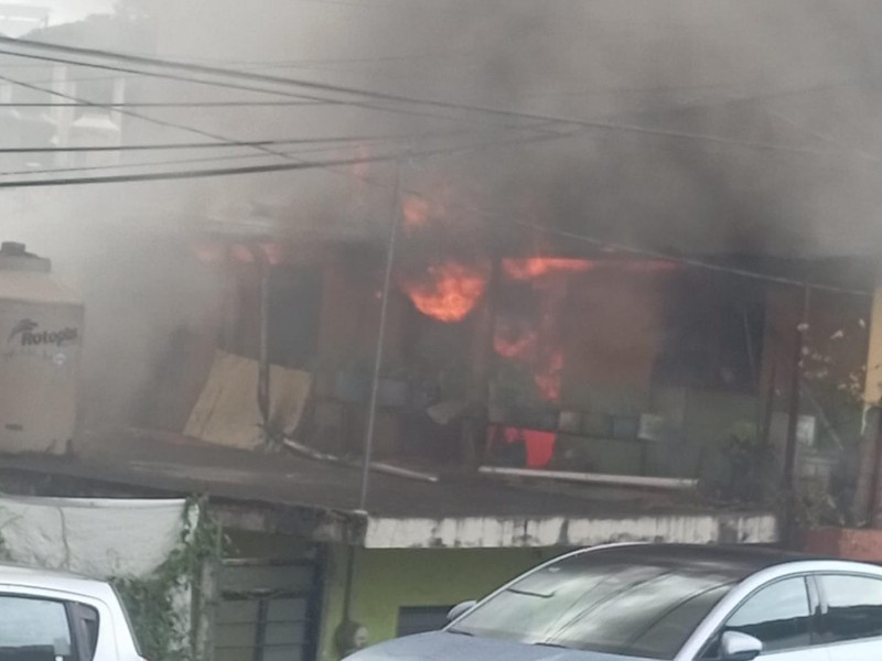 Vivienda es consumida por incendio, en la Progreso