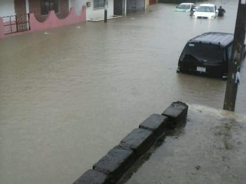 Viviendas y calles inundadas dejó lluvia en Xalapa