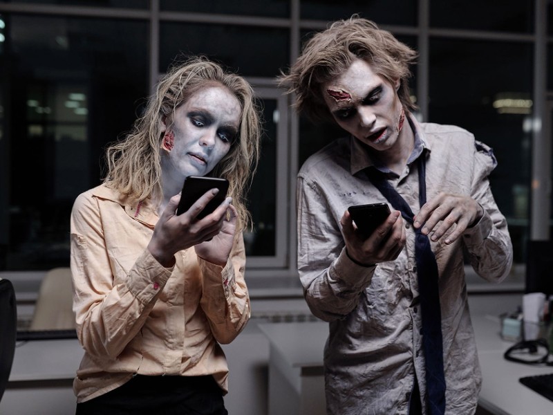 Viven como zombis, esclavizados por sus pantallas