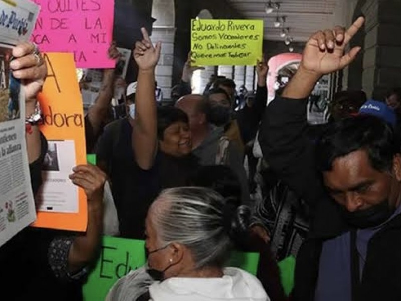 Voceadores logran evitar el retiro de casetas