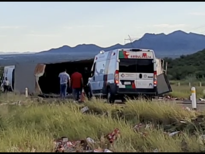 Volaron mangos al volcar caja de trailer que transportaba fruto