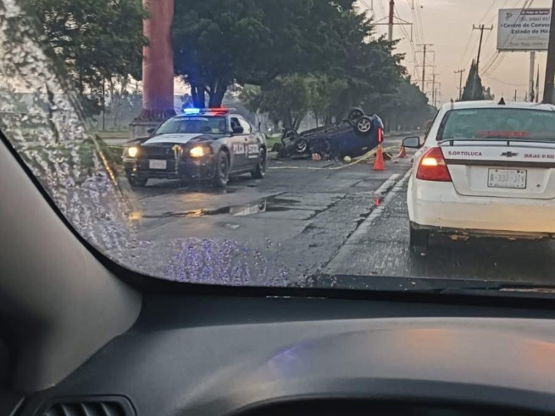 Volcadura de auto en Bulevar Aeropuerto dejó una persona sin vida