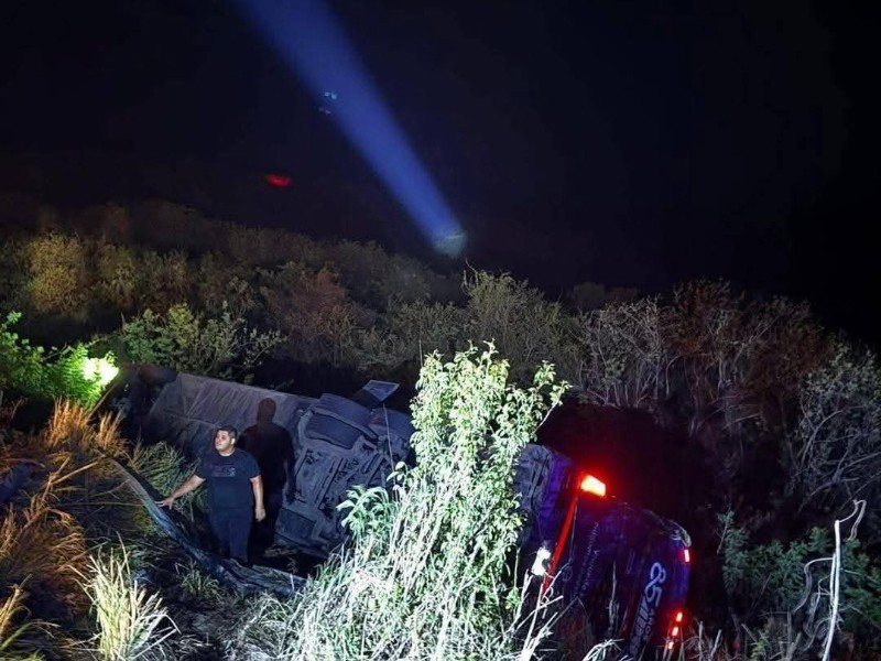 Volcadura de autobús ADO deja un muerto y 34 heridos