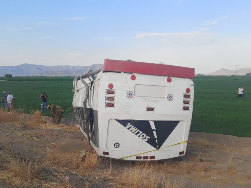 Volcadura de autobús de pasajeros deja a un niño fallecido
