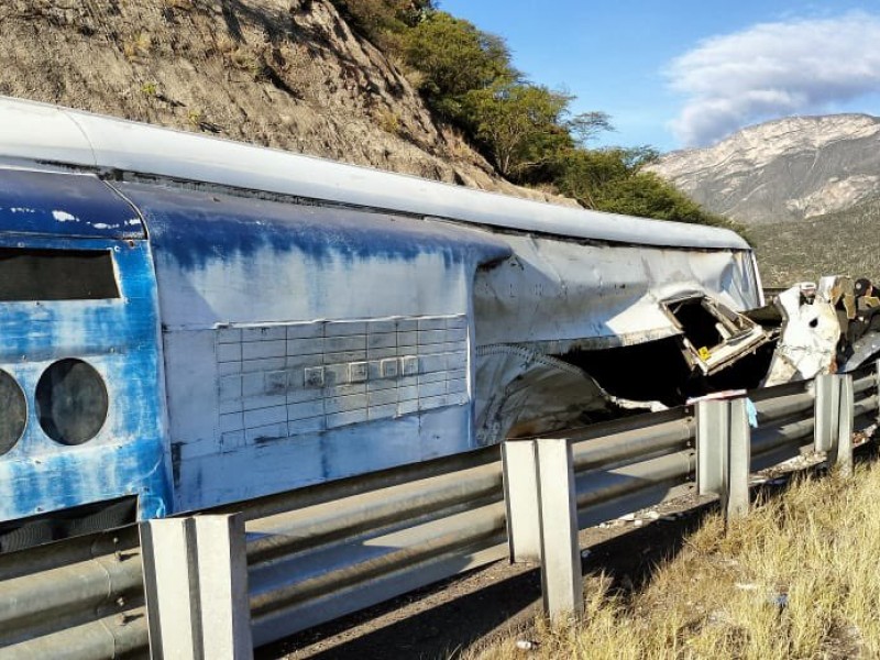 Volcadura de autobús de turismo en la Cuacnopalan