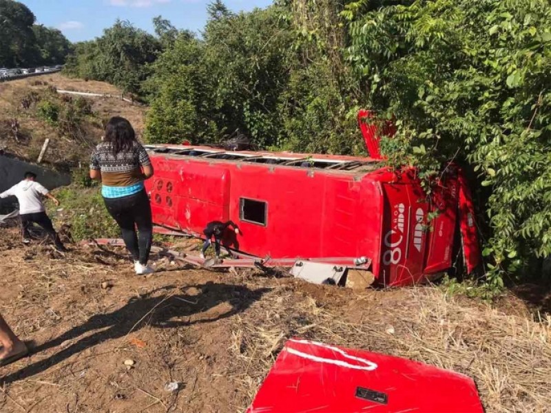 Volcadura de autobús deja 20 lesionados en Veracruz