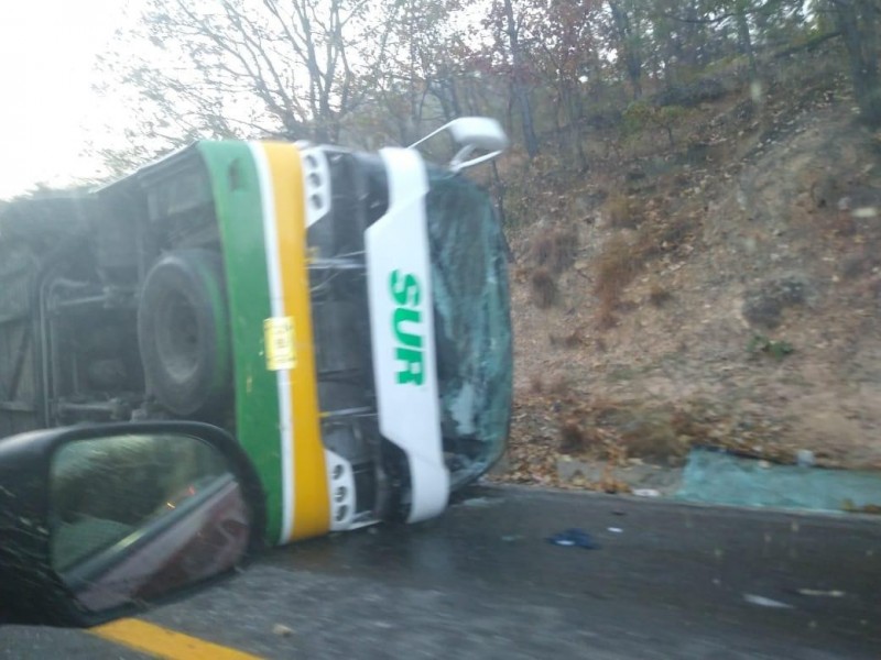 Volcadura de autobús deja lesionados