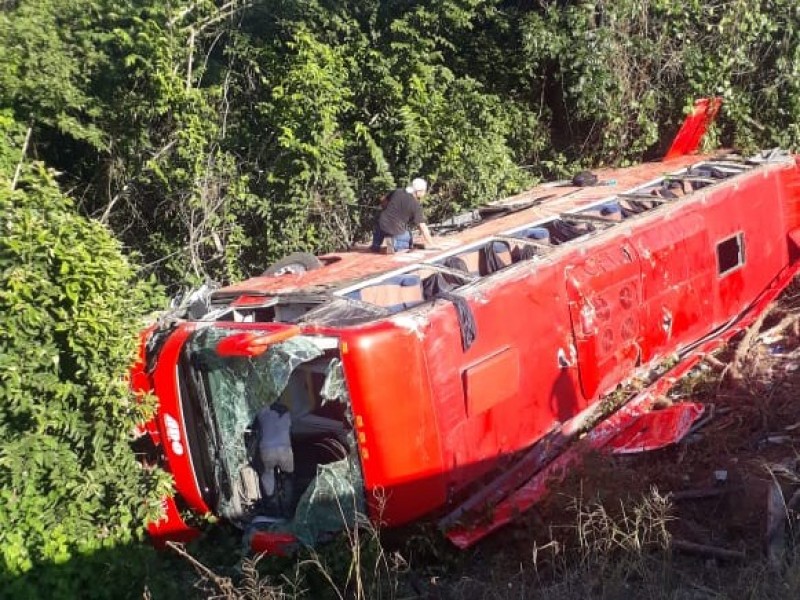 Volcadura de autobús deja una persona fallecida