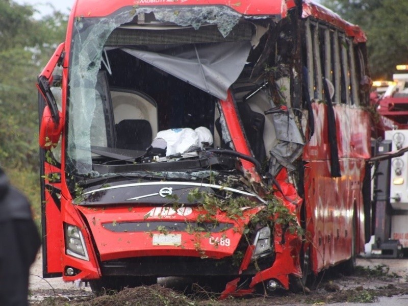Volcadura de autobús en carretera Mérida-Cancún deja 8 muertos