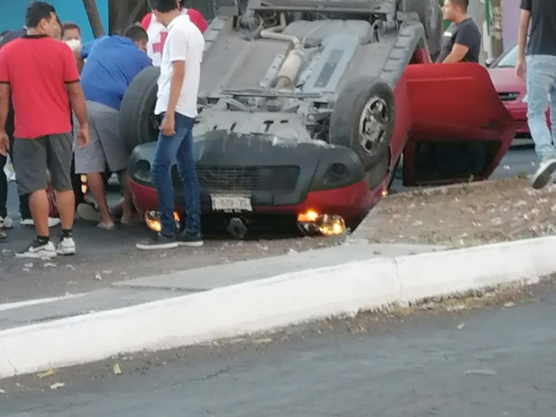 Volcadura de automóvil en Av. Pino Suárez