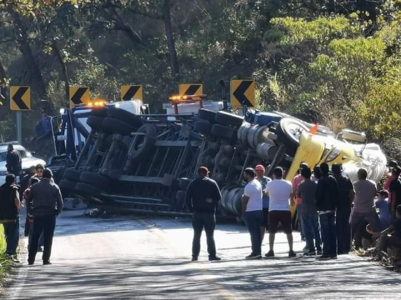 Volcadura de camión de cerveza paraliza carretera federal 200