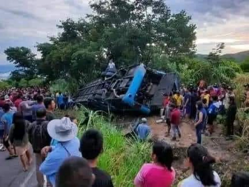 Volcadura de camión de pasajeros deja siete muertos