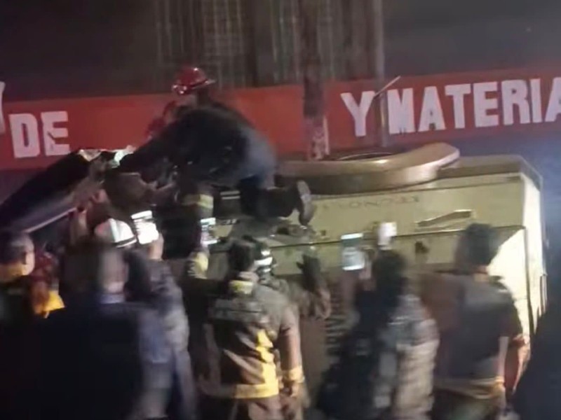 Volcadura de camión de valores genera caos vial en Tlalnepantla