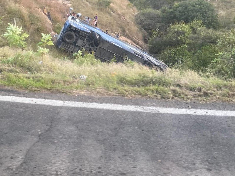 Volcadura de camión deja 4 muertos