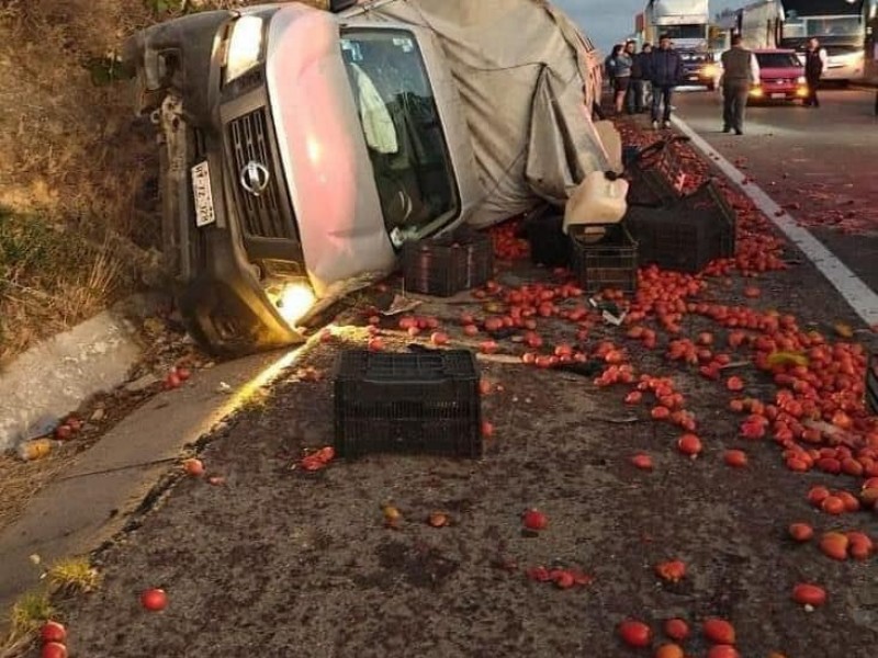 Volcadura de camión deja 8 personas lesionadas en autopista Oaxaca-Cuacnopalan