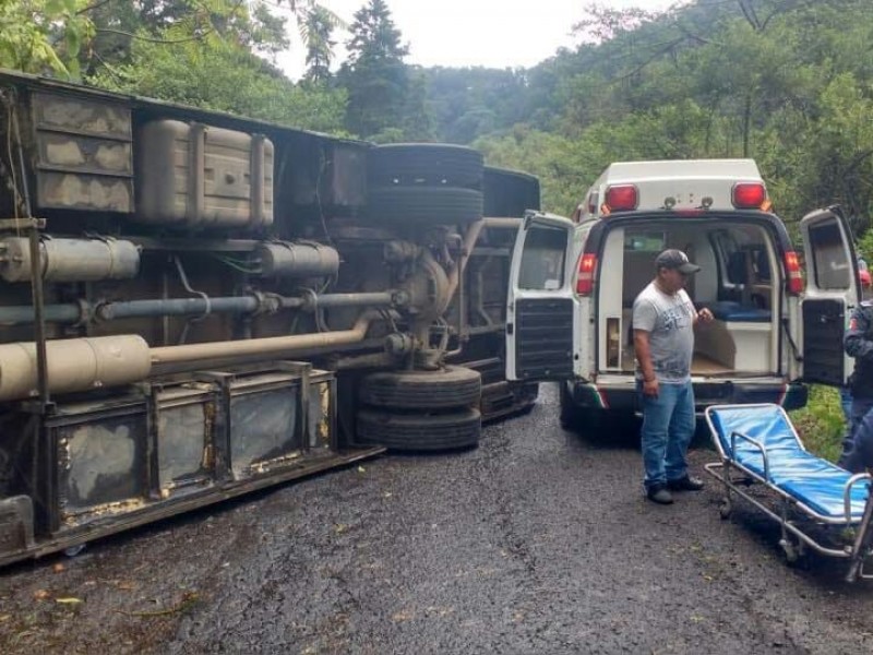 Volcadura de camión en carretera a Teocelo