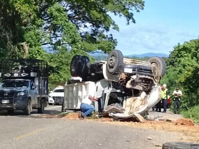 Volcadura de camión en la carretera 185, en Matías Romero