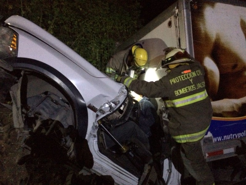 Volcadura de camioneta deja 2 lesionados