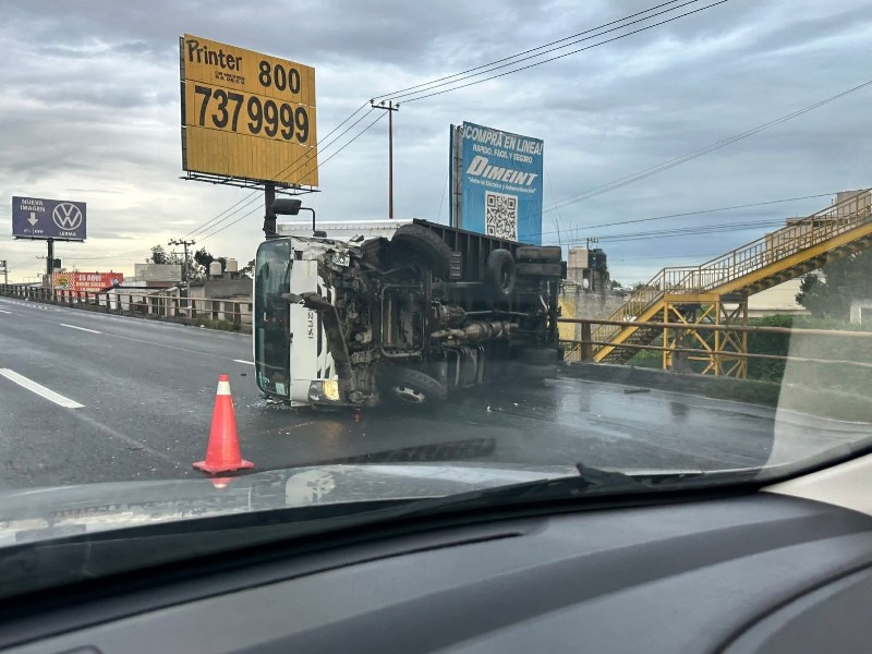 Volcadura de camioneta en la carretera México-Toluca genera caos vial