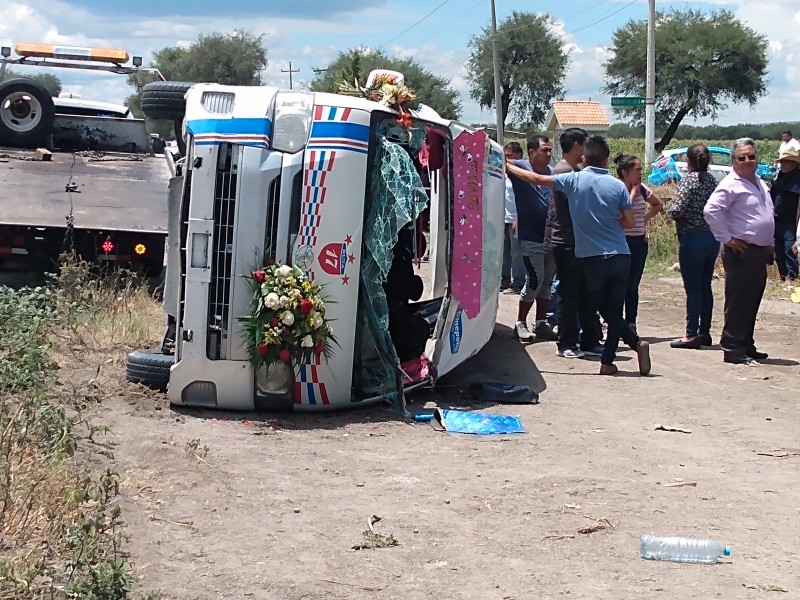 Volcadura de colectiva dejó diez lesionados