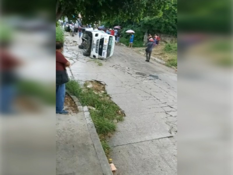 Volcadura de colectivo en TG deja 6 heridos