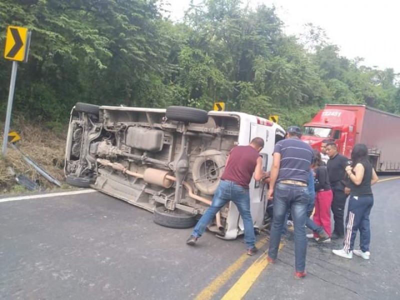 Volcadura de combi deja lesionados en Venustiano Carranza